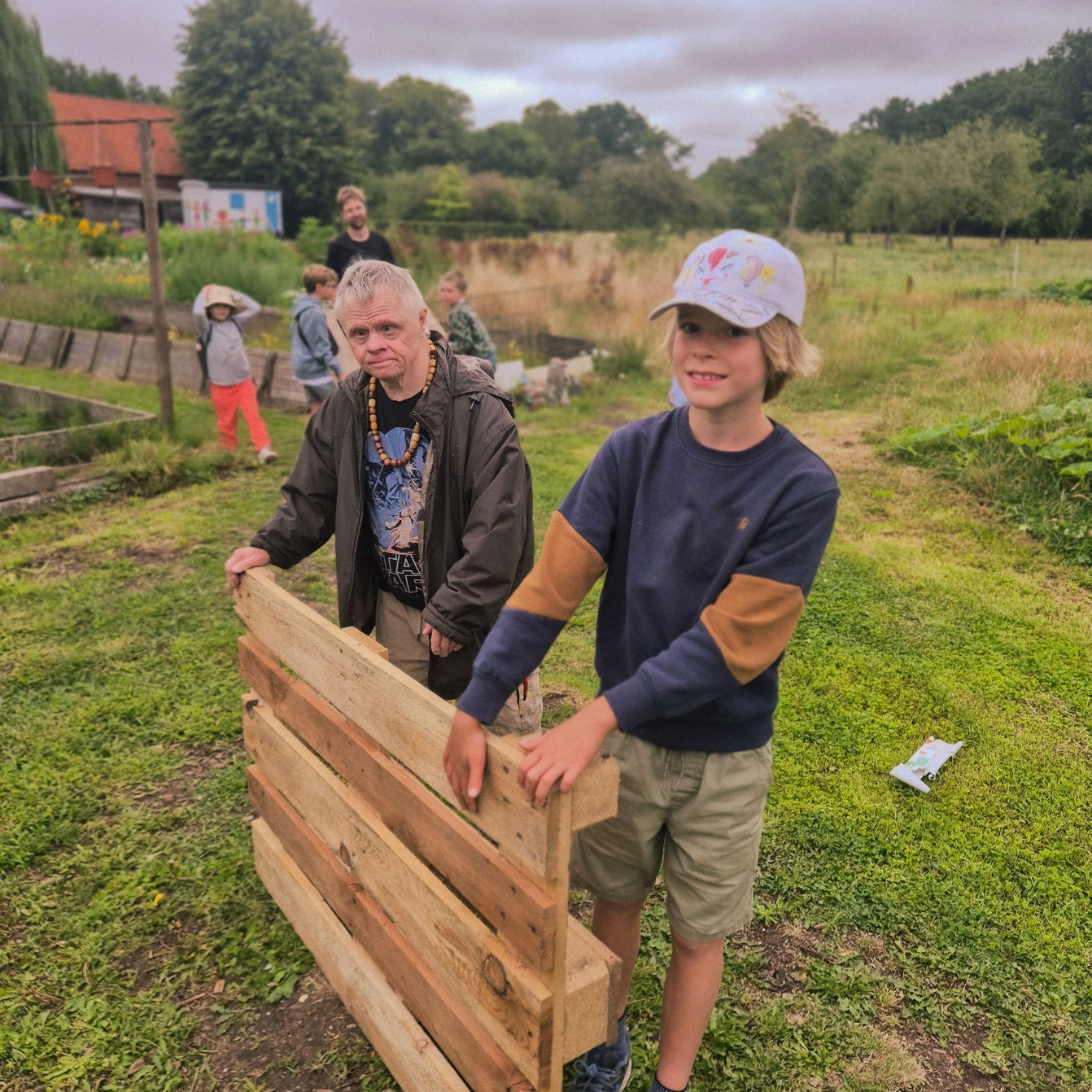 Mensen bouwen samen mee in het bos bij Studijo Bos